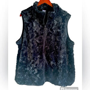 Laura Scott Woman’s Vegan Fur black zip up vest. Size 2x